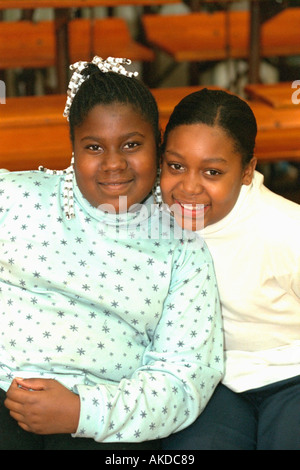 Glücklich schwarze Teen Freunde Alter 14 und 12 Jugend Gemeindezentrum. St Paul Minnesota USA Stockfoto