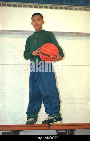 Schwarz Teen Alter 13 Holding Basketball Jugend Gemeindezentrum. St Paul Minnesota USA Stockfoto