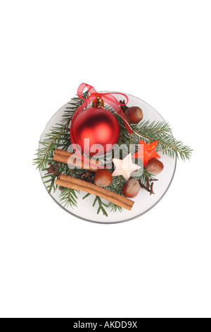 Weihnachts-Dekoration auf Teller isoliert auf weißem Hintergrund Stockfoto