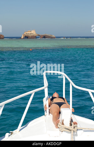 Gorl im Bikini auf einem Boot am Roten Meer entspannen mit 13 Lara Wrack im Hintergrund Stockfoto