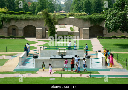 Raj Ghat. Diese schwarzen Marmor Plattform markiert die Stelle, wo im Jahre 1948 Mahatma Gandhi eingeäschert wurde. Delhi. Indien Stockfoto