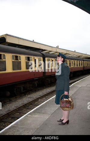 Der zweite Weltkrieg, der zweite Weltkrieg, der zweite Weltkrieg, WW2 Kriegswochenende Pickering North Yorkshire   Frau am Bahnhof wartet auf den Zug. Stockfoto