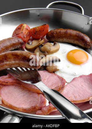 Ein komplettes englisches Frühstück in einem Pfanne redaktionelle Lebensmittel Stockfoto