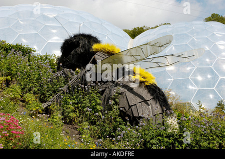 Riesige Biene-Skulptur von Robert Bradford vor Biome auf Eden Projekt Cornwall UK Stockfoto