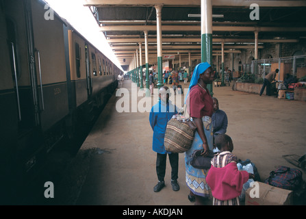 Nairobi Railway Station Plattform Nairobi Kenia A Passagierzug steht in der Station eine schwarze afrikanische Frau und Kinder Stockfoto