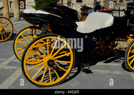 Spanien Andalusien Sevilla einen geparkten Kraftfahrzeug Wagen warten auf Touristen in der Nähe der Kathedrale Stockfoto