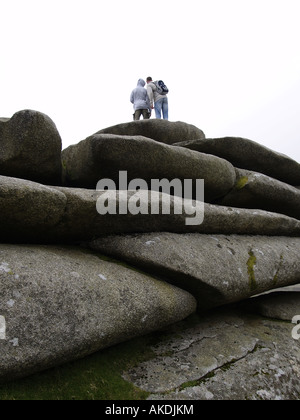 Mann und Frau stehen auf Felsen durch den Cheesewring Steinbruch. Stockfoto