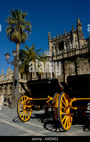 Geparkten Kraftfahrzeug Wagen warten auf Touristen am Eingang der Kathedrale von Sevilla, Sevilla, Andalusien, Spanien. Stockfoto