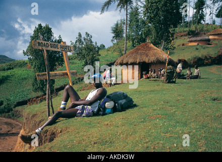 Ein hübscher Junge schwarze Afrika Reiseführer liegt in der Nähe von Hotel im ländlichen Dorf in den Cherangani Hills Western Kenia in Ostafrika Stockfoto