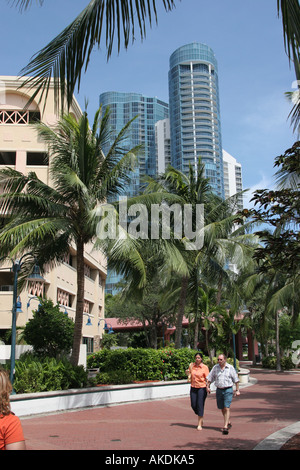 Ft. Fort Lauderdale Florida, New River Water River Waterwalk, Paar, Erwachsene Erwachsene Männer Männer Männer, Frau Frauen weibliche Dame, Hochhäuser Wolkenkratzer Stockfoto