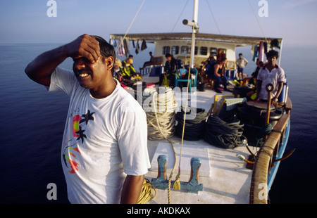 Dive-Boot-Kapitän auf der Suche nach Riff. Malediven. Stockfoto