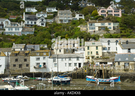 Weiß getünchte Häuser mit Blick auf den Hafen von Polperro bei Ebbe, sodass die Boote im Schlamm liegen. Cornwall. UK Stockfoto