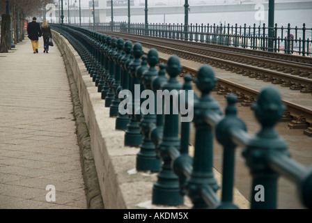 Paare, die auf Bürgersteig, Budapest, Ungarn Stockfoto