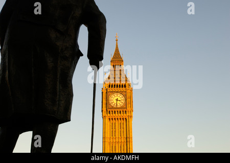 Statue von Sir Winston Churchill am Parliament Square und Clock Tower Häuser des Parlaments Big Ben London United Kindom Stockfoto