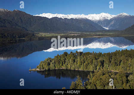 Kajakfahrer Lake Mapourika und Südalpen Westküste Südinsel Neuseeland Antenne Stockfoto