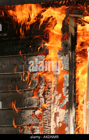 Abstellgleis und Fenster Holzrahmen auf Feuer auf ein Wohnhaus Stockfoto