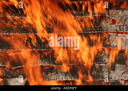 Flammen brennen das Abstellgleis eines Wohnhauses im Brandfall Struktur Stockfoto