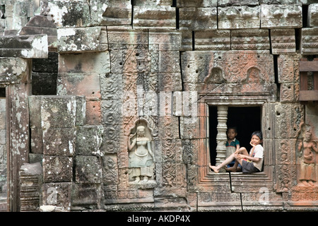 Jungen im Fenster am Prasat Ta Som, Angkor, Kambodscha. Was einen Spielplatz haben diese Kinder! Stockfoto