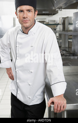 Männlichen Chef mit der Hand auf die Hüfte in Küche, Porträt Stockfoto