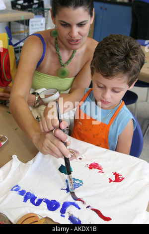 Miami Florida, Kindermuseum, Geschichte, Tee-Shirt dekorieren Workshop, lateinamerikanische Latino ethnischen Einwanderer Minderheit, junge Jungen Jungen Jungen Jungen mal Stockfoto