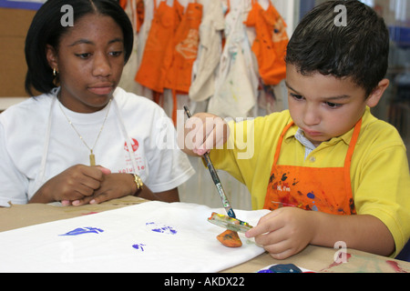 Miami Florida, Kindermuseum, Geschichte, Tee-Shirt dekorieren Workshop, lateinamerikanische Latino ethnischen Einwanderer Minderheit, junge Jungen Jungen Jungen Jungen mal Stockfoto