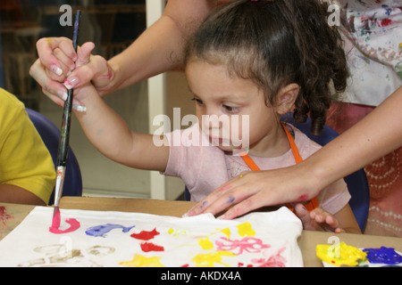 Miami Florida, Kindermuseum, Geschichte, Tee-Shirt dekorieren Workshop, Hispanic Latino ethnische Einwanderer Minderheit, Mädchen Mädchen, Youngster Stockfoto