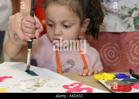 Miami Florida, Kindermuseum, Geschichte, Tee-Shirt dekorieren Workshop, Hispanic Latino ethnische Einwanderer Minderheit, Mädchen Mädchen, Youngster Stockfoto