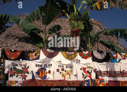 Republik von Panama Cuna Indianer San Blas Inseln Mola-t-Shirts an Wäscheleine unter Kokosnuss Palmen Baum hängen Stockfoto