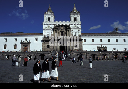 Drei Nonnen überqueren Plaza San Francisco in der Altstadt, Quito, Ecuador Stockfoto