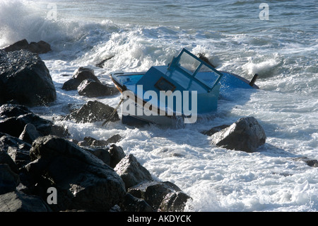 Gekenterten Boot an der Küste, Griechenland Stockfoto