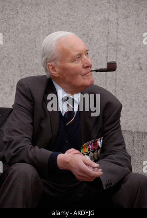 Tony Benn an Haltestelle verboten die Krieg-Demonstration 8. Oktober 2007 zunächst aber 5000 marschieren, Parliament Square Stockfoto