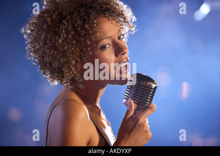 Jazz-Sängerin auf der Bühne, Porträt Stockfoto