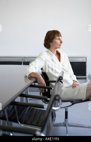 Business-Frau saß Konferenztisch Stockfoto