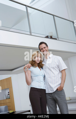 Paar, umarmen, Frau Taste im neuen Heim, portrait Stockfoto