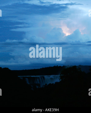 Gewitter über Iguazu Wasserfälle, Argentinien Stockfoto