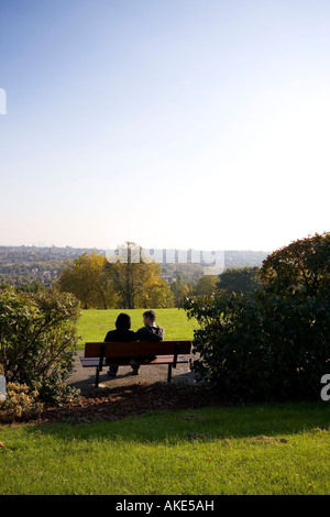 Silhouette eines Paares auf Parkbank außerhalb Alexandra Palace, London, England UK Stockfoto