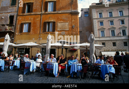 Rom-Italien-Menschen Essen auf der Piazza Navona Stockfoto