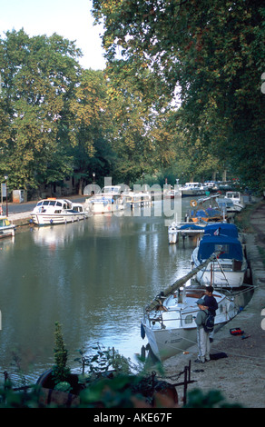 Boote entlang des Canal du Midi, Capestang, Herault 34, Languedoc-Roussillon, Frankreich Stockfoto