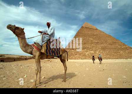 ägyptischen Mann gekleidet in Tracht Kleidung sitzt auf einem Kamel vor die Pyramide von Khafre Gizeh Kairo Ägypten Stockfoto