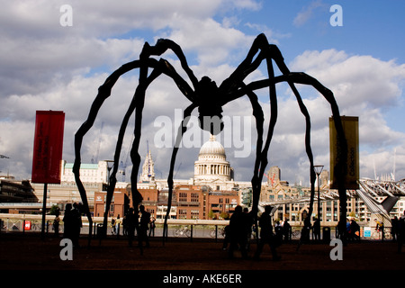 Louise Bourgeois riesige Spinne Maman Silhouette in der Tate Modern, mit St Pauls Cathedral in Ferne, London England UK Stockfoto
