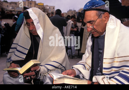 Jüdische Männer lesen Torah während einer Bar-Mizwa an der westlichen Wand des Weinens, Altstadt, Jerusalem, Israel. Stockfoto