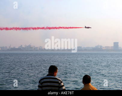 Ausländische Arbeitnehmer beobachten, wie ein Mitglied der Red Arrows RAF Display Teams vor Katar s Emiri Diwan (Palast des Herrschers) fliegt Stockfoto