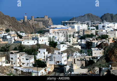 OM, Oman, Muscat, Blick von der alten Passstrasse Auf Die Altstadt von Muscat Mit Fort Mirani Stockfoto