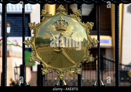 OM, Oman, Muscat, Altstadt von Muscat, Staatswappen am Tor Zum Arbeitspalast von Sultan Qaboos Stockfoto