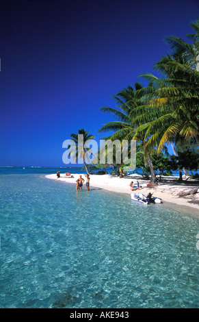 Nur ein paar Sonnenanbeter auf leeren kleinen Insel Strand Südpazifik Stockfoto