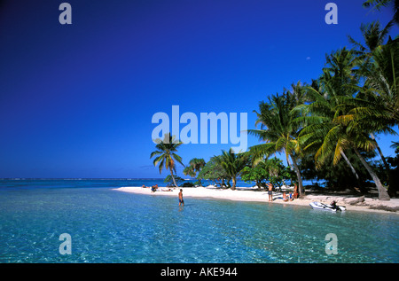 Nur ein paar Sonnenanbeter auf leeren kleinen Insel Strand Südpazifik Stockfoto