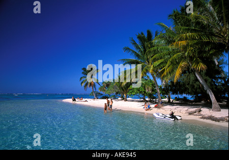 Nur ein paar Sonnenanbeter auf leeren kleinen Insel Strand Südpazifik Stockfoto