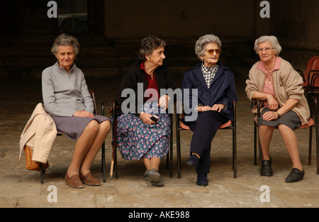 Gruppe älterer Frauen in San Gimignano Toskana Italien Stockfoto