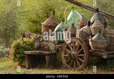 Weinflaschen auf einem Wagen in Weinbergen der Toskana Italien Stockfoto