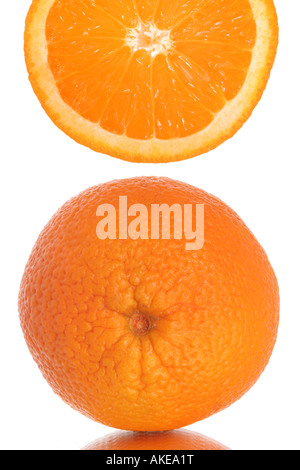 Orange und Scheibe isoliert auf weißem Hintergrund detail Stockfoto